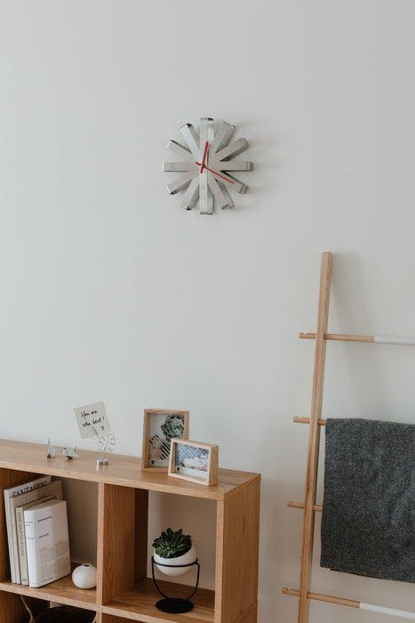Horloge murale moderne Ribbon de Umbra en acier