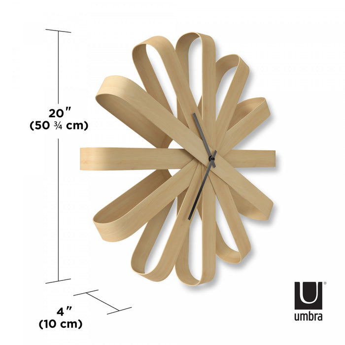 Horloge murale moderne Ribbonwood de Umbra - naturelle