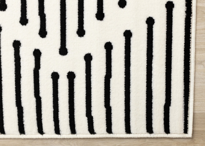 Carpette Forte noire et blanche à motif de rayures - 2 pi 7 po x 4 pi 11 po