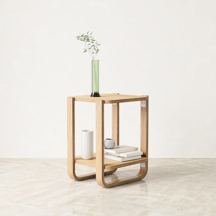 Table de bout et de fauteuil moderne Bellwood de Umbra en bois massif avec tablette - naturelle