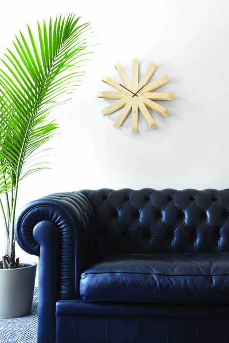 Horloge murale moderne Ribbonwood de Umbra - naturelle