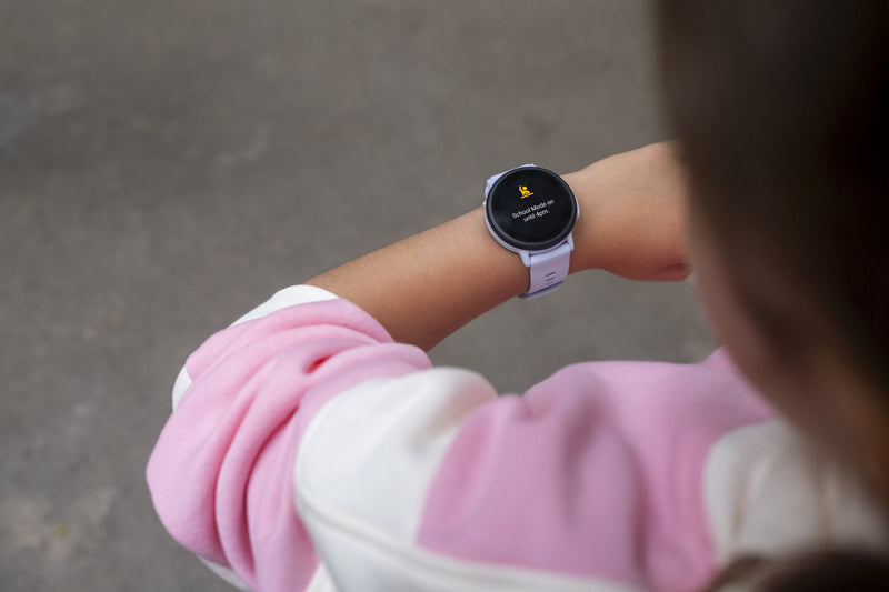Montre intelligente Garmin Bounce 2 Turquoise pour enfants - Suivi d'activite, communication bidirectionnelle, mises a jour meteo, alarmes chronometre, fonction d'assistance, defis familiaux