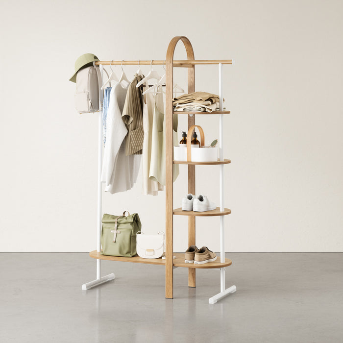Portemanteau et support à vêtements modernes Bellwood de Umbra en bois - blanc et naturel