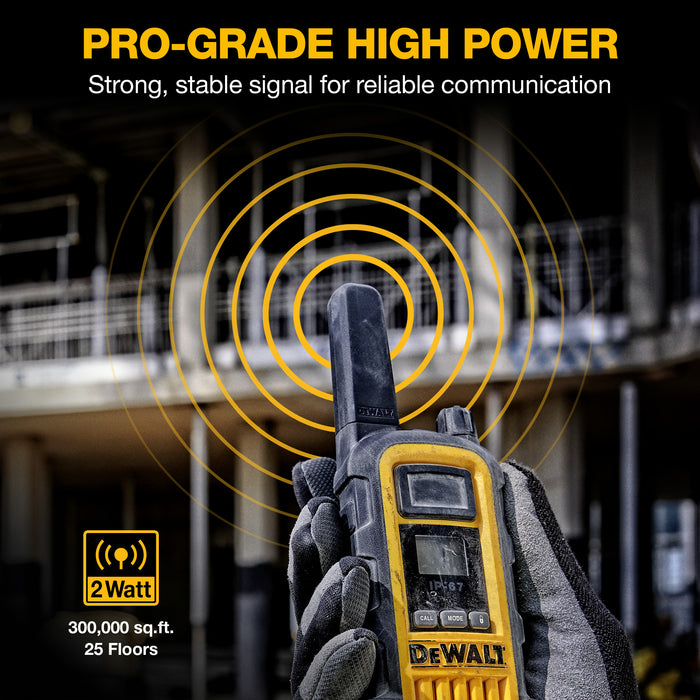 2 talkies de chantier Dewalt DXFRS800 plus écouteurs - 2 watts, robuste, longue portée, radios bidirectionnelles intérieures-extérieures + 22 canaux