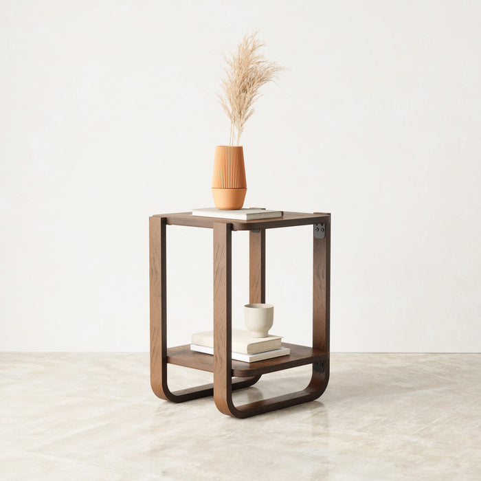 Table de bout et de fauteuil moderne Bellwood de Umbra en bois massif avec tablette - noyer vieilli