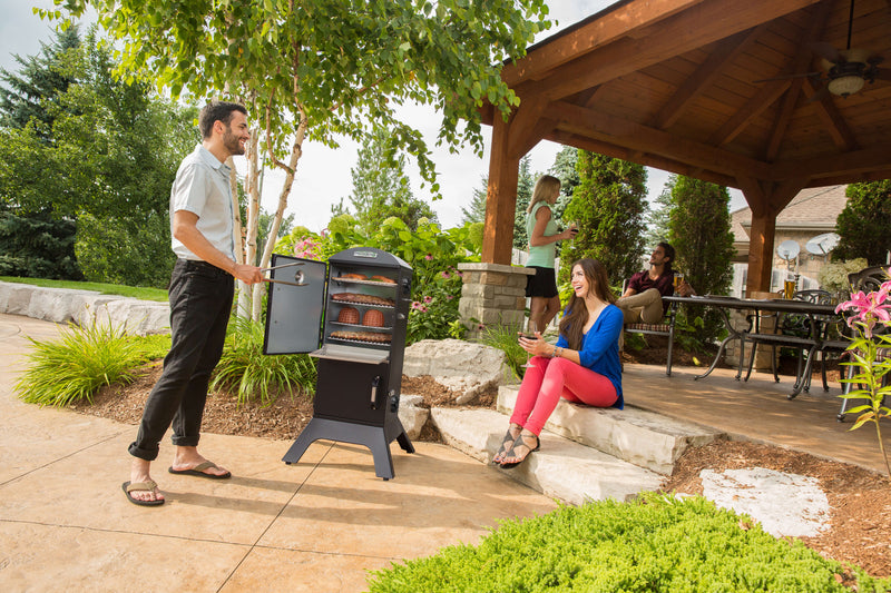Broil King Vertical Fumoir a charbon dans armoire noire