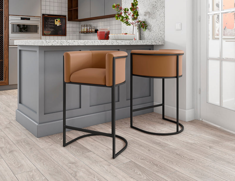 Tabouret bar Cosmopolitan de Manhattan Comfort de hauteur comptoir de 33,8 po en métal - chameau et noir