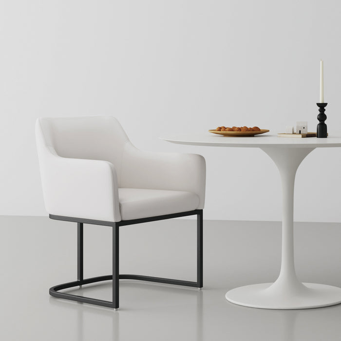Chaise de salle à manger à accoudoirs moderne Serena de Manhattan Comfort revêtue de similicuir avec pattes en acier - crème
