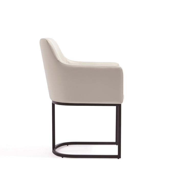 Chaise de salle à manger à accoudoirs moderne Serena de Manhattan Comfort revêtue de similicuir avec pattes en acier - crème