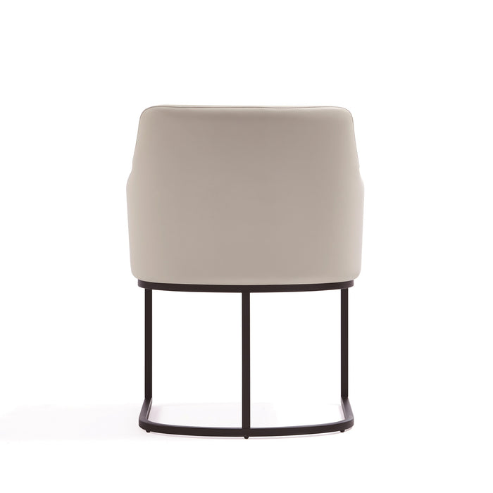 Chaise de salle à manger à accoudoirs moderne Serena de Manhattan Comfort revêtue de similicuir avec pattes en acier - crème