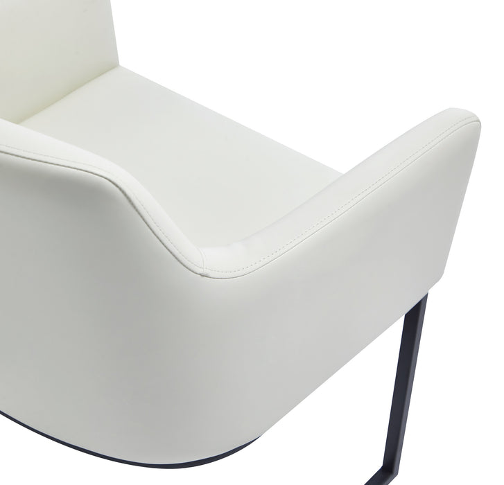 Chaise de salle à manger à accoudoirs moderne Serena de Manhattan Comfort revêtue de similicuir avec pattes en acier - crème