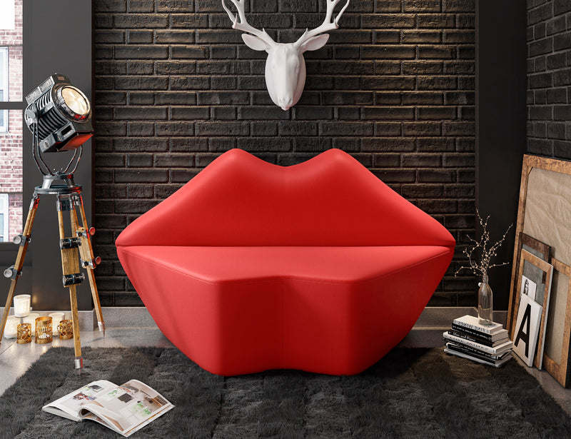 Causeuse Kiss Manhattan Comfort de 61,8 po en similicuir - rouge