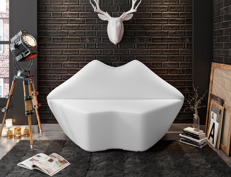 Causeuse Kiss de Manhattan Comfort de 61,8 po en similicuir - blanche
