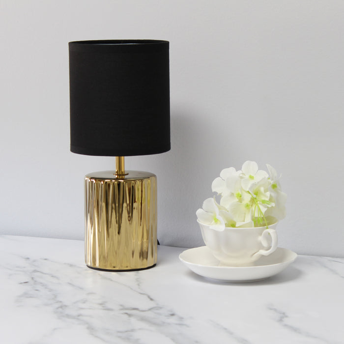 Lampe de table contemporaine de Simple Designs de 11,61 po avec base à effet froncé et abat-jour cylindrique en tissu noir - or métallique