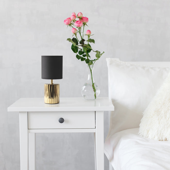 Lampe de table contemporaine de Simple Designs de 11,61 po avec base à effet froncé et abat-jour cylindrique en tissu noir - or métallique