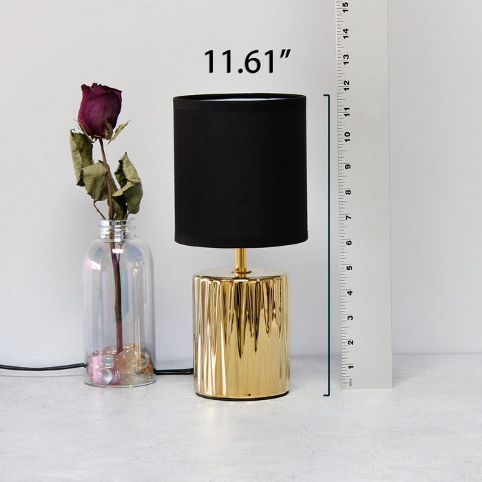 Lampe de table contemporaine de Simple Designs de 11,61 po avec base à effet froncé et abat-jour cylindrique en tissu noir - or métallique