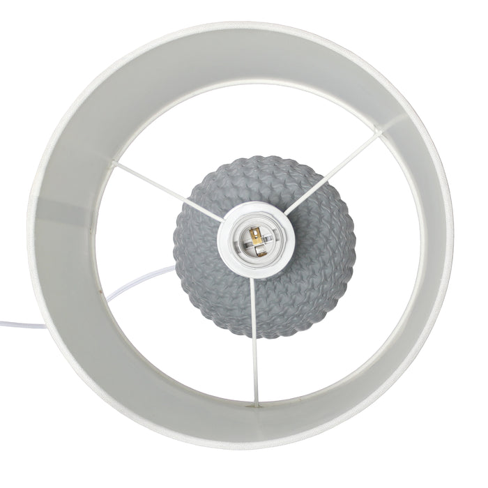 Lampe de table traditionnelle de Simple Designs de 20,4 po en céramique avec texture de mailles retournées et abat-jour cylindrique en tissu blanc - grise