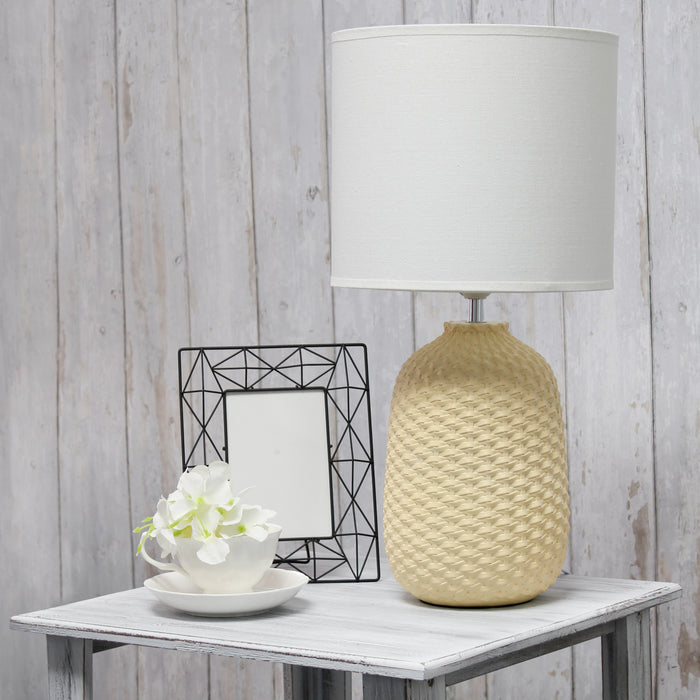 Lampe de table traditionnelle de Simple Designs de 20,4 po en céramique avec texture de mailles retournées et abat-jour cylindrique en tissu blanc - jaune