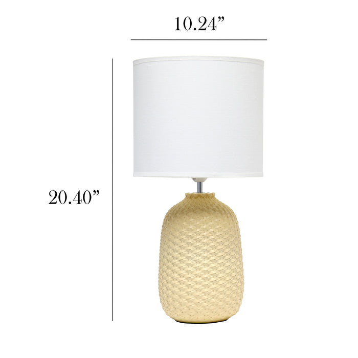 Lampe de table traditionnelle de Simple Designs de 20,4 po en céramique avec texture de mailles retournées et abat-jour cylindrique en tissu blanc - jaune