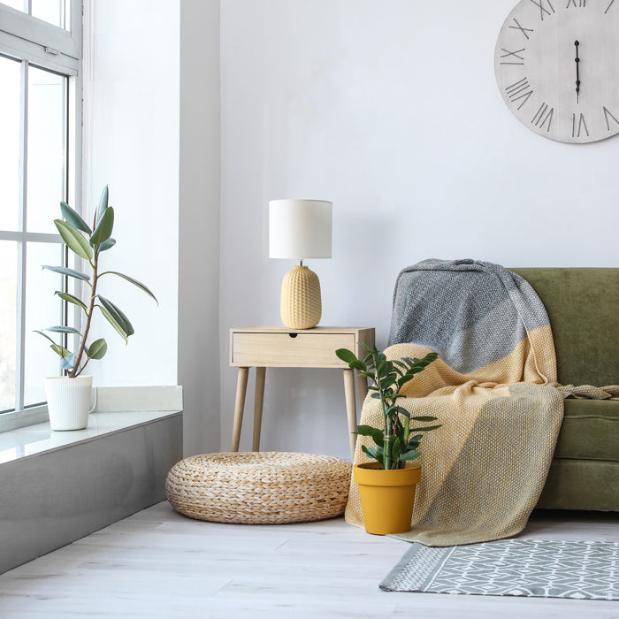 Lampe de table traditionnelle de Simple Designs de 20,4 po en céramique avec texture de mailles retournées et abat-jour cylindrique en tissu blanc - jaune