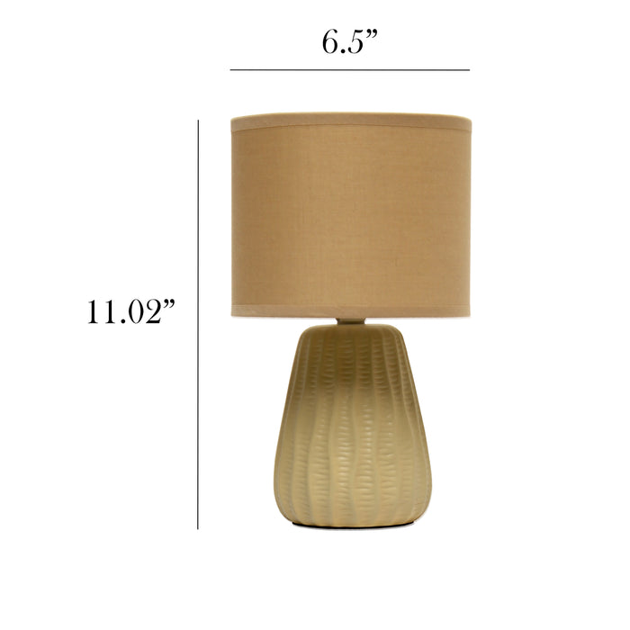 Mini lampe de table pastel, texturée, traditionnelle et moderne de Simple Designs de 11,02 po en céramique avec abat-jour en tissu assorti - tan