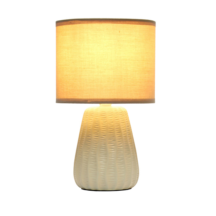Mini lampe de table pastel, texturée, traditionnelle et moderne de Simple Designs de 11,02 po en céramique avec abat-jour en tissu assorti - tan