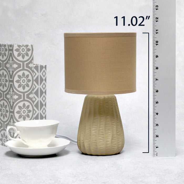Mini lampe de table pastel, texturée, traditionnelle et moderne de Simple Designs de 11,02 po en céramique avec abat-jour en tissu assorti - tan