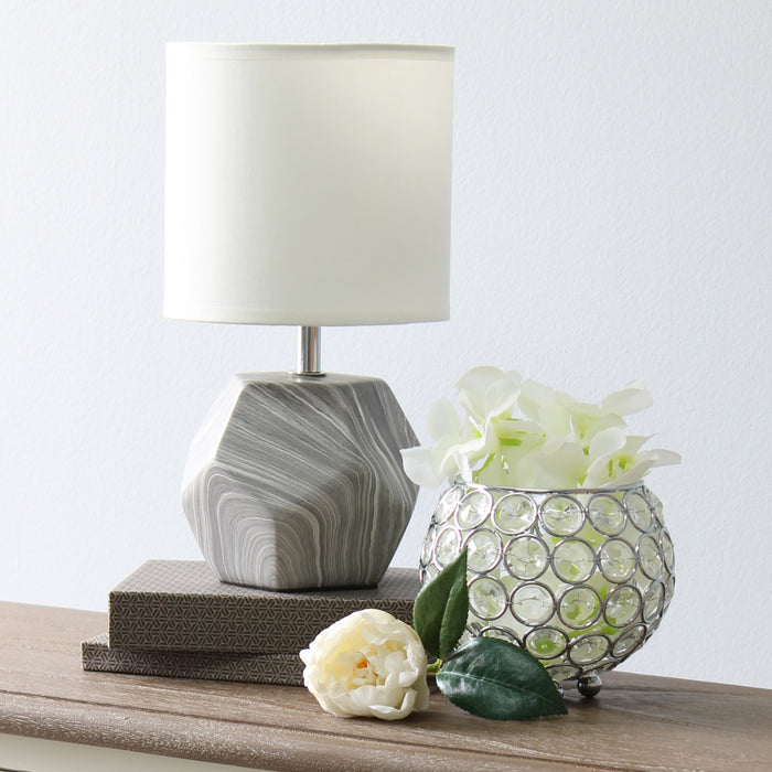 Mini lampe de table en forme de prisme arrondi de Simple Designs avec abat-jour en tissu blanc - marbre