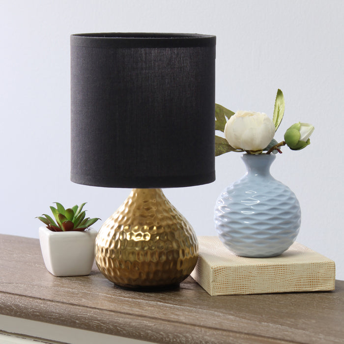 Mini lampe de table de Simple Designs en forme de goutte dorée martelée - noire