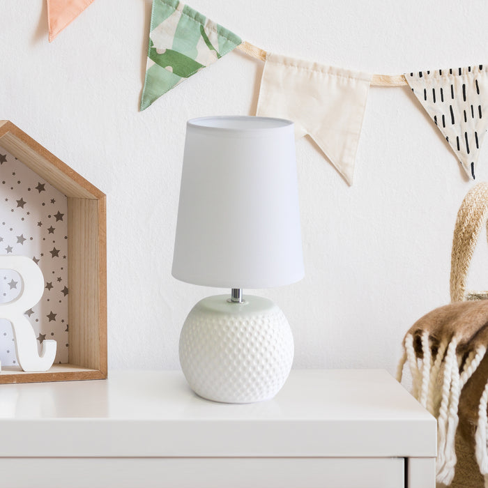 Lampe de table de Simple Designs en céramique à texture cloutée - blanche
