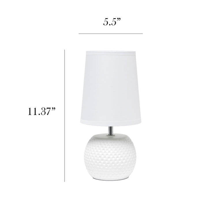Lampe de table de Simple Designs en céramique à texture cloutée - blanche