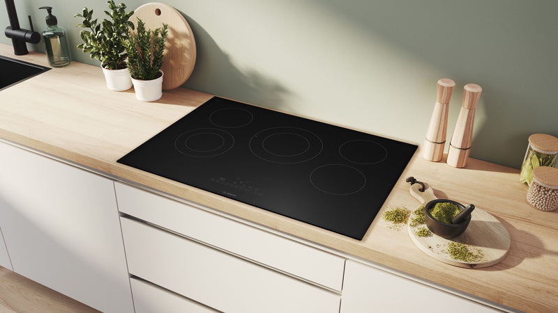 Surface de cuisson électrique Bosch de série 800 de 30 po - noire - NET8062UC