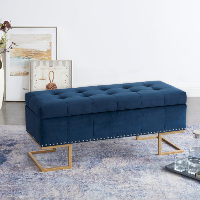 Pouf Imperial capitonné bleu marine à deux usages avec clous décoratifs et base dorée