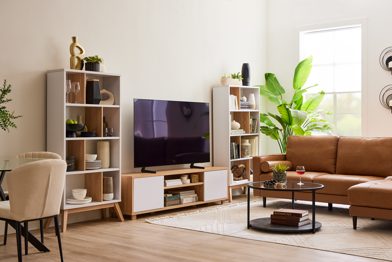 Meuble pour téléviseur Aiden de Kort & Co. de 72 po avec rangement et système de gestion des câbles pour téléviseurs jusqu’à 80 po - naturel et blanc