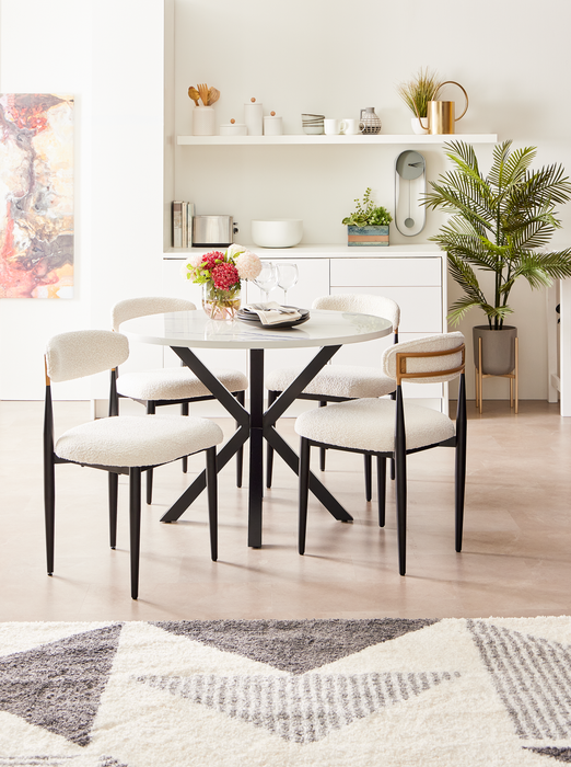 Chaise de salle à manger Capri de Kort & Co. en métal avec tissu bouclé et touches dorées - blanche