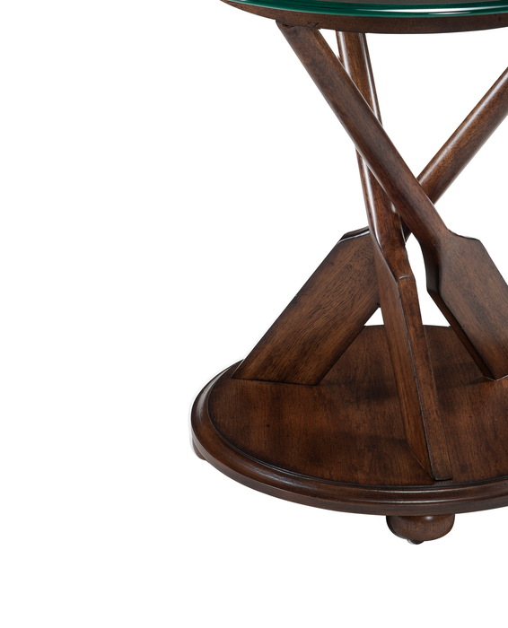 Table de bout éclectique Hatfield de 20 po avec dessus en verre et pagaies sculptées dans la base en bois - chêne foncé