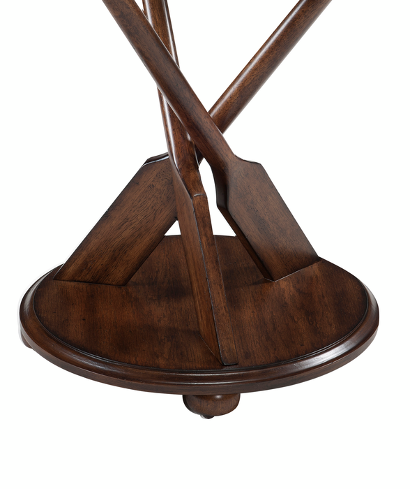 Table de bout éclectique Hatfield de 20 po avec dessus en verre et pagaies sculptées dans la base en bois - chêne foncé
