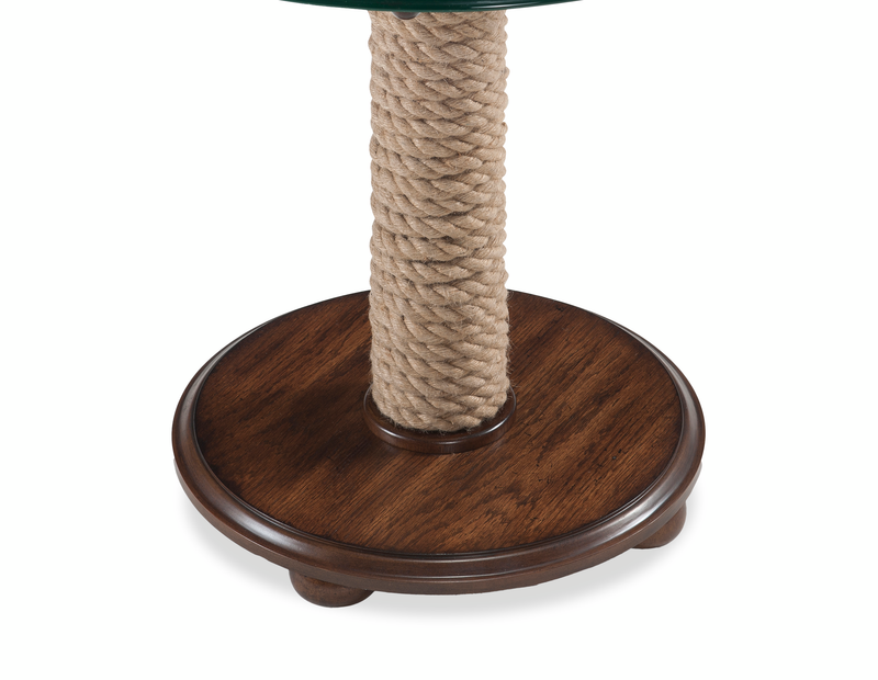 Table d’appoint éclectique Hatfield de 26 po avec dessus en verre et base en bois avec dessus de style gouvernail - chêne foncé