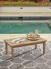 Juno Outdoor Patio Coffee Table - Eucalyptus Wood, UV & Weather Resistant – Natural | Table à café Juno pour la terrasse à l’extérieur - eucalyptus, résistante aux intempéries et aux rayons UV - naturelle