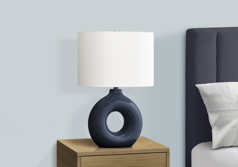 Lampe de table Liv de 16 po en céramique avec abat-jour ivoire - bleue