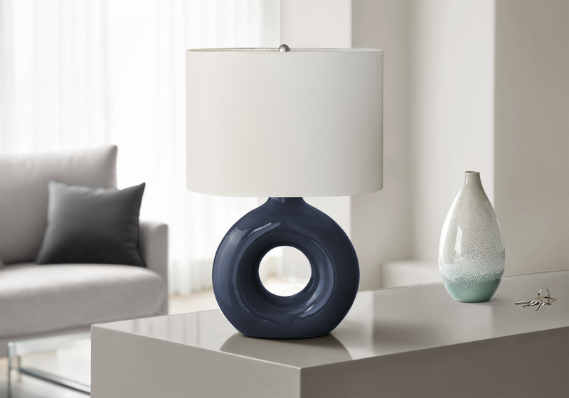Lampe de table Liv de 16 po en céramique avec abat-jour ivoire - bleue
