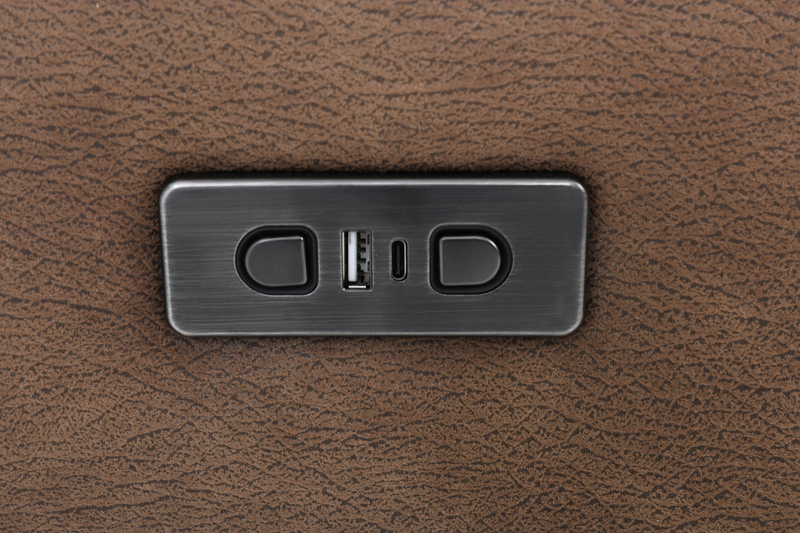 Fauteuil à inclinaison électrique Marcel de 39 po en po en tissu d’apparence cuir  avec port USB – brun chaud