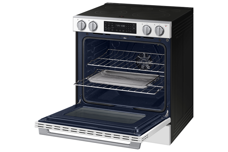 Cuisinière électrique encastrée Samsung de 6,3 pi3 avec friture à air Air Fry Max - verre blanc - NSE80H63SWAC