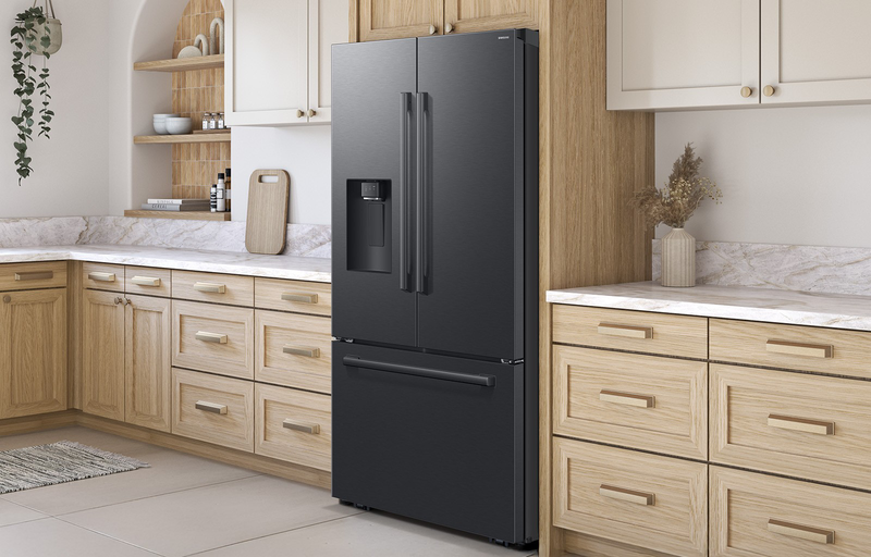 Réfrigérateur à 3 portes Bespoke de Samsung de 29 pi3 et de 35,88 po à portes françaises avec IA - noir - RF70H30GEEAA