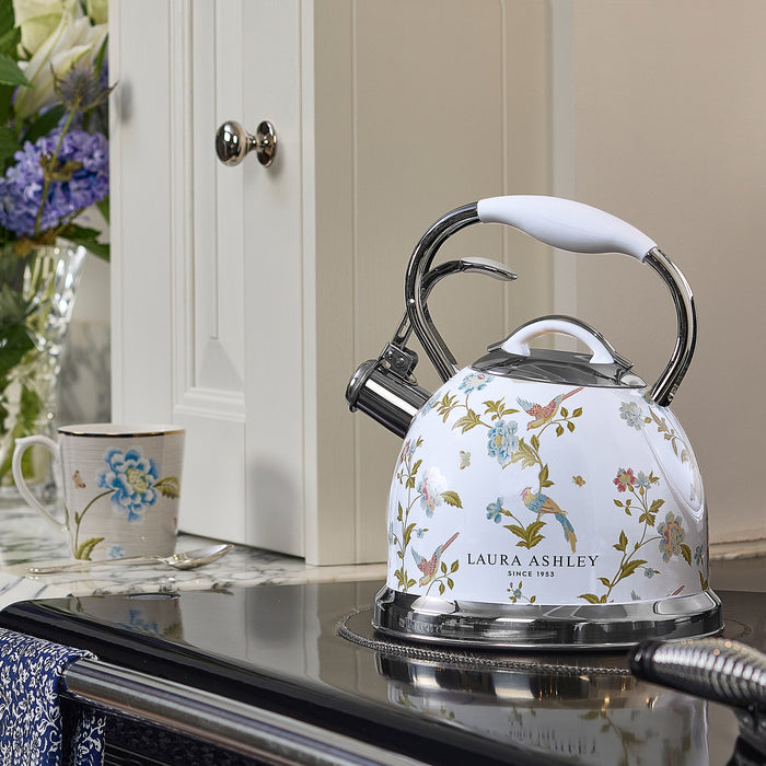 Bouilloire sur la cuisinière Laura Ashley en acier inoxydable, blanc d’Elveden - VQ-SBNK057-LAEW-CA