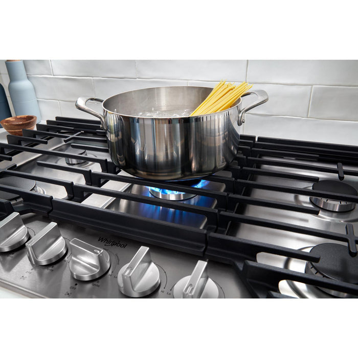 Surface de cuisson à gaz Whirlpool de 36 po avec 5e brûleur et grilles en fonte à charnières EZ-2-LiftMC - WCGK5036PB