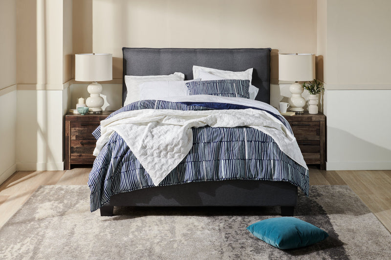 Lit plateforme rembourré Asha en tissu gris capitonné - format grand lit
