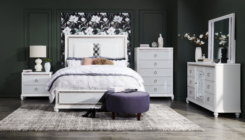 Commode somptueuse Ava de 67 po (L) x 39 po (H) à 7 tiroirs avec éclairage à DEL pour la chambre à coucher - blanche