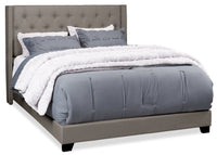 Lit rembourré à oreilles Brady en tissu gris clair avec clous décoratifs et capitonnage à boutons - format très grand lit