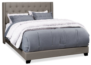 Lit rembourré à oreilles Brady en tissu gris clair avec clous décoratifs et capitonnage à boutons - format très grand lit